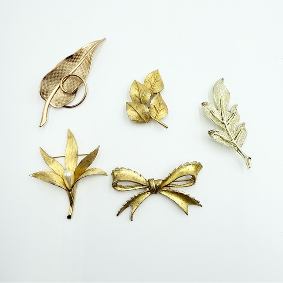 Vintage Gold Tone Leaves Flower Bow Tie Brooches Lot - Picture 1 of 8